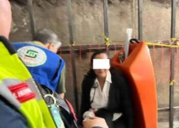 Mujer mayor resulta herida tras caer en escaleras del Metro Hidalgo de la CDMX