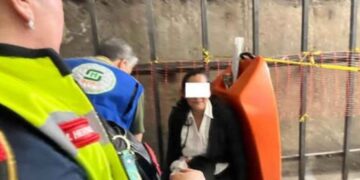 Mujer mayor resulta herida tras caer en escaleras del Metro Hidalgo de la CDMX