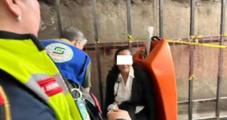 Mujer mayor resulta herida tras caer en escaleras del Metro Hidalgo de la CDMX