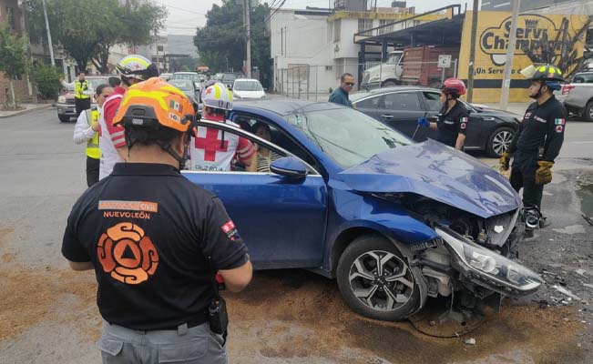 Mujer resulta lesionada tras choque en colonia Obrera en Monterrey, NL