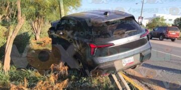Parrandero choca contra luminaria y destroza su camioneta en Ciudad Victoria, Tamaulipas