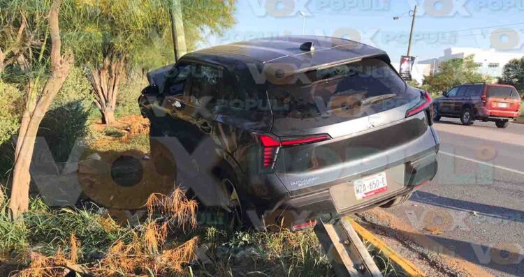 Parrandero choca contra luminaria y destroza su camioneta en Ciudad Victoria, Tamaulipas