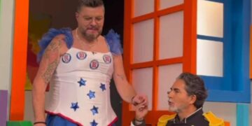 Paul Stanley en vestido de quinceañera tras el triunfo de Cruz Azul