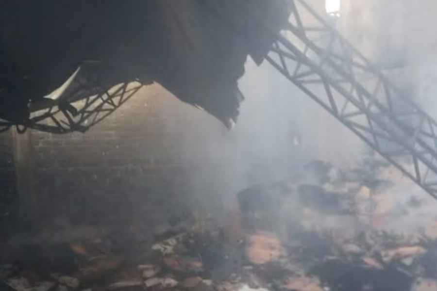 Se reaviva incendio en bodega de cartón y madera en Iztapalapa, Ciudad de México