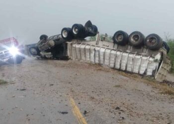 Suspenden circulación de la Carretera Estatal 22 en Cruillas, Tamaulipas, por volcadura de tráiler