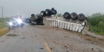 Suspenden circulación de la Carretera Estatal 22 en Cruillas, Tamaulipas, por volcadura de tráiler