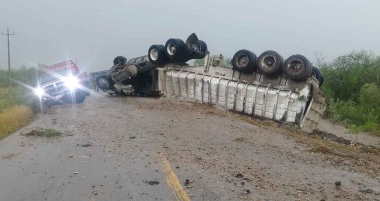 Suspenden circulación de la Carretera Estatal 22 en Cruillas, Tamaulipas, por volcadura de tráiler