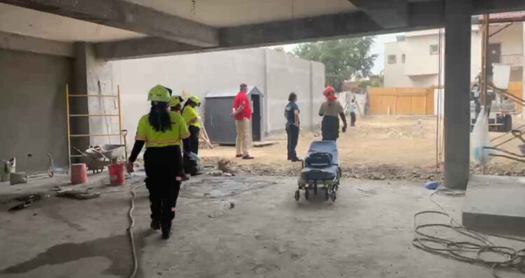 Trabajador queda herido al recibir una descarga eléctrica en una construcción en Apodaca, NL