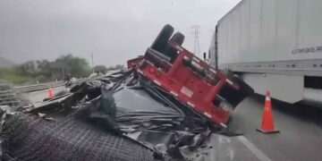 Tractocamión sufre aparatosa volcadura en Libramiento Noroeste, en Santa Catarina, NL
