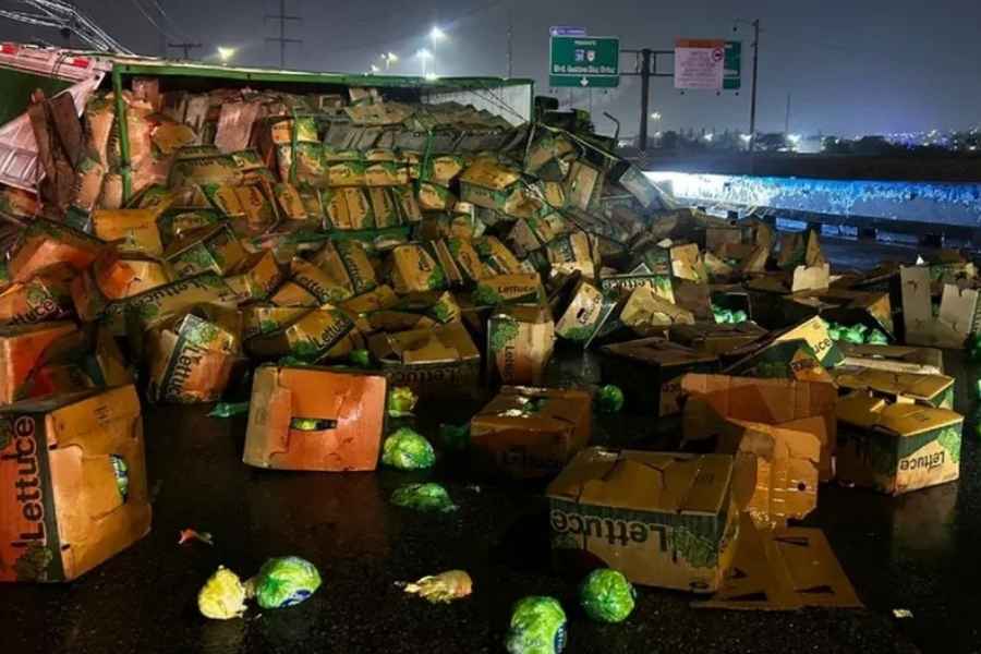 Tráiler cargado con lechugas sufre volcadura y bloquea carriles en Santa Catarina, NL