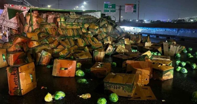 Tráiler cargado con lechugas sufre volcadura y bloquea carriles en Santa Catarina, NL