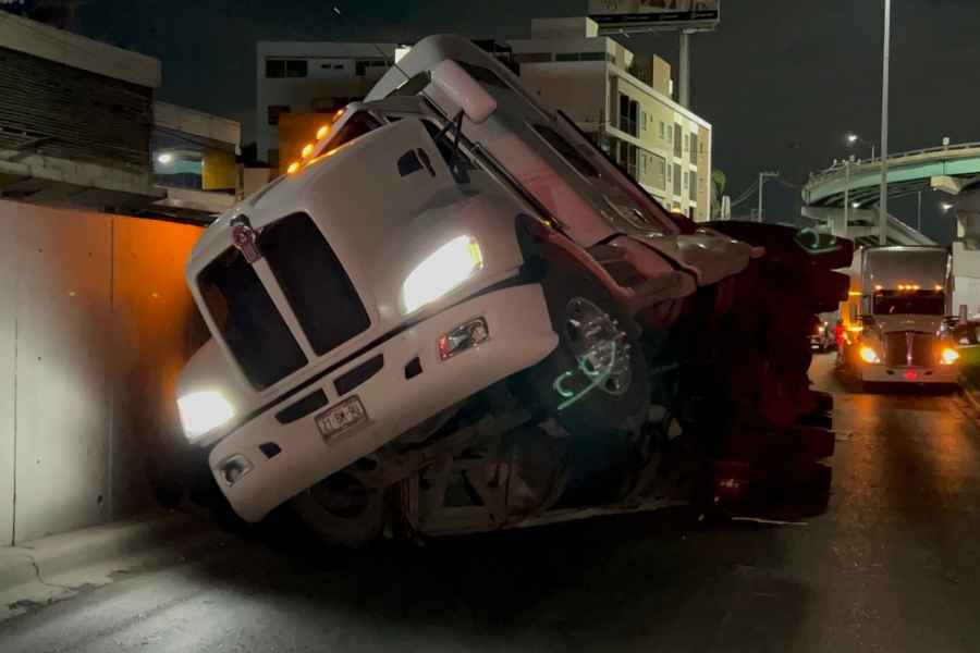 Tráiler cargado de detergentes vuelca en la avenida Revolución en Monterrey, NL
