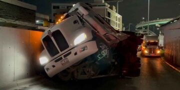 Tráiler cargado de detergentes vuelca en la avenida Revolución en Monterrey, NL