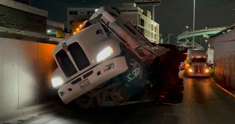 Tráiler cargado de detergentes vuelca en la avenida Revolución en Monterrey, NL