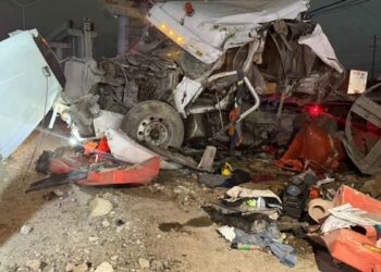 Trailero intenta esquivar una camioneta y termina chocando con grúa en Apodaca, Nuevo León