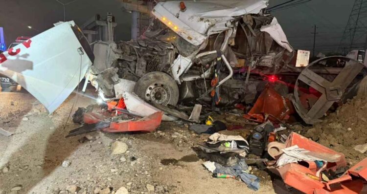 Trailero intenta esquivar una camioneta y termina chocando con grúa en Apodaca, Nuevo León