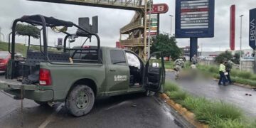 Vehículo del Ejército Mexicano sufre accidente sobre Avenida Paseo de los Leones en Monterrey, NL; reportan varios militares heridos