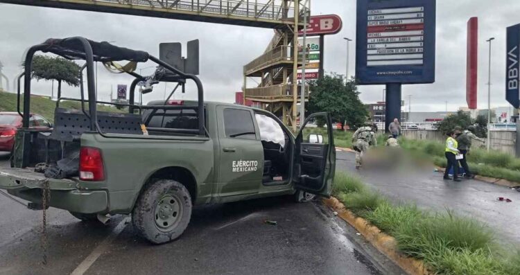 Vehículo del Ejército Mexicano sufre accidente sobre Avenida Paseo de los Leones en Monterrey, NL; reportan varios militares heridos