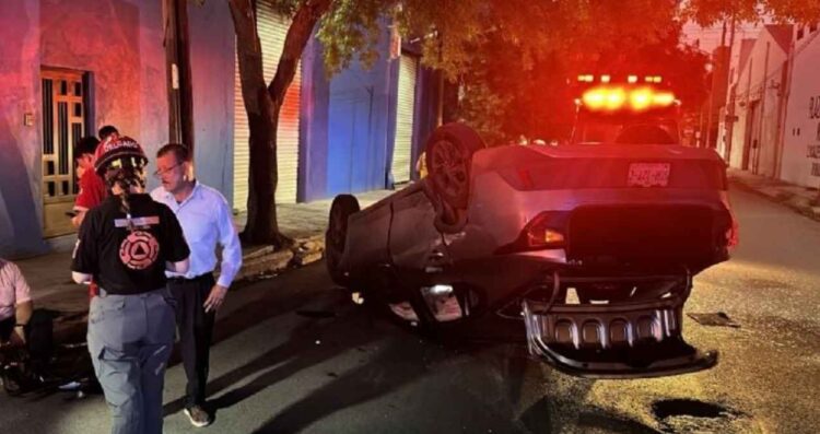 Vehículo queda volcado tras aparatoso choque en Monterrey, Nuevo León