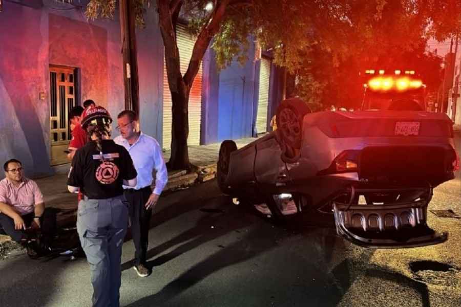 Vehículo queda volcado tras aparatoso choque en Monterrey, Nuevo León
