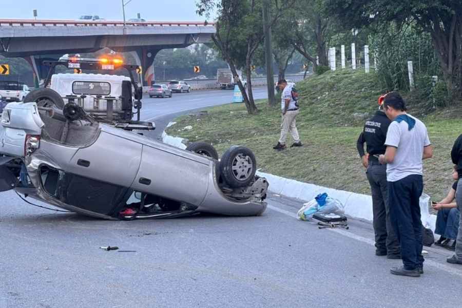 Volcadura en Boulevard Miguel de la Madrid en Guadalupe, Nuevo León, deja 2 heridos