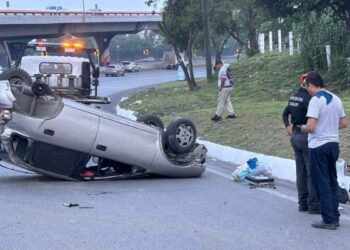Volcadura en Boulevard Miguel de la Madrid en Guadalupe, Nuevo León, deja 2 heridos