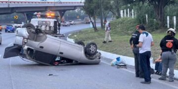 Volcadura en Boulevard Miguel de la Madrid en Guadalupe, Nuevo León, deja 2 heridos