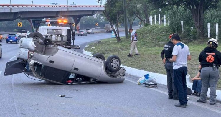 Volcadura en Boulevard Miguel de la Madrid en Guadalupe, Nuevo León, deja 2 heridos