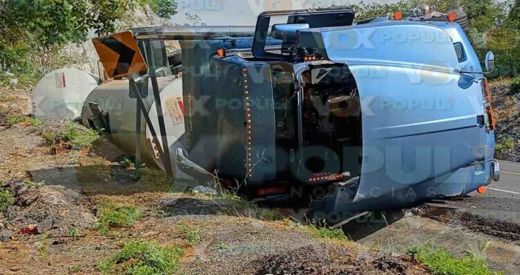 Vuelca tractocamión con lubricante en la carretera Rumbo Nuevo–Victoria en Tamaulipas