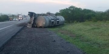 derrame de combustible en carretera Llera