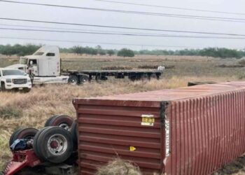 doble remolque vuelca en El Mante