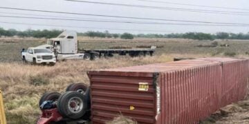 doble remolque vuelca en El Mante