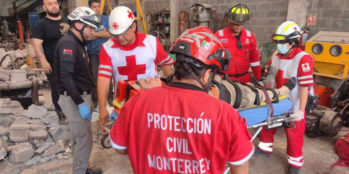 Tres heridos tras el derrumbe de un muro en Monterrey