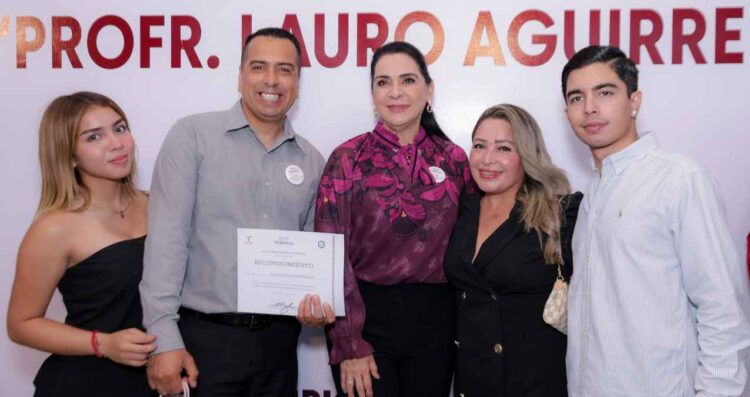 _medalla al mérito educativo en Tampico
