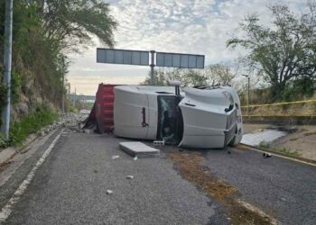 volcadura de un tractocamión Tuxpan-Tampico