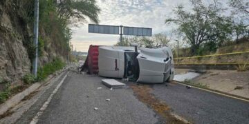 volcadura de un tractocamión Tuxpan-Tampico