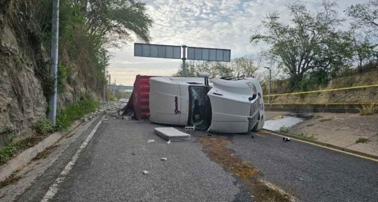 volcadura de un tractocamión Tuxpan-Tampico