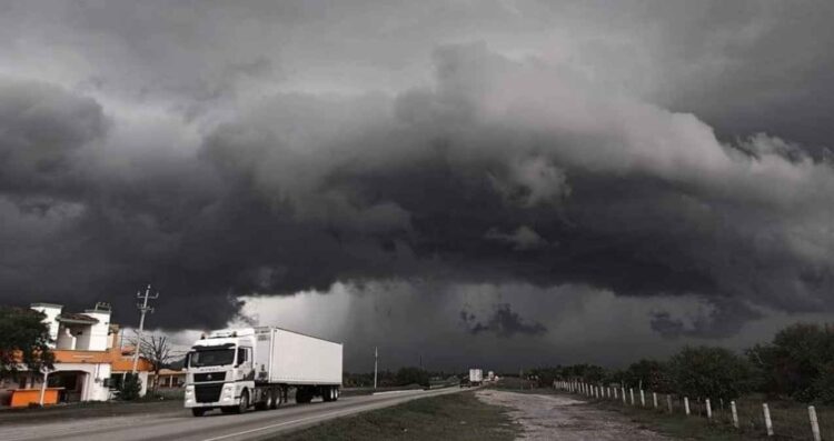 ¿Qué fenómeno está causando fuertes lluvias y granizo en Nuevo León?