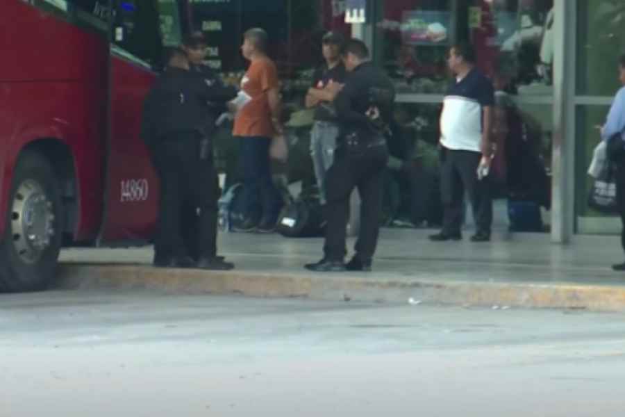 Adulto mayor fallece a bordo de un autobús en la central de Monterrey