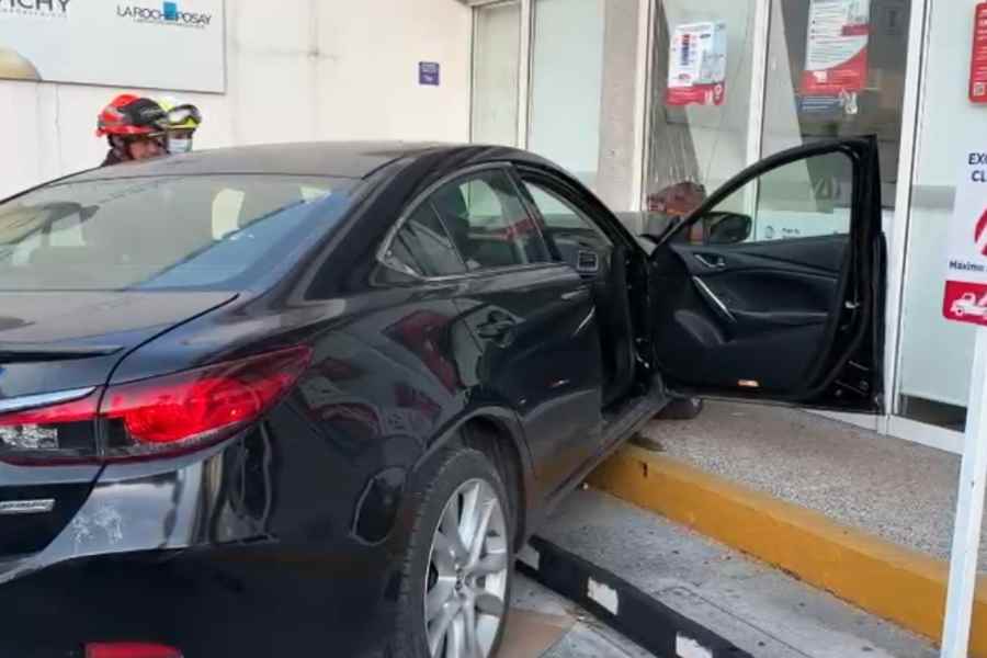 Adulto mayor pierde el control y choca contra los ventanales de una farmacia en Guadalupe, NL