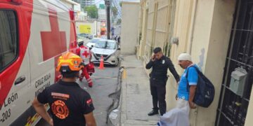 Adulto mayor resulta lesionado tras caer de su propia altura en el Centro de Monterrey, NL