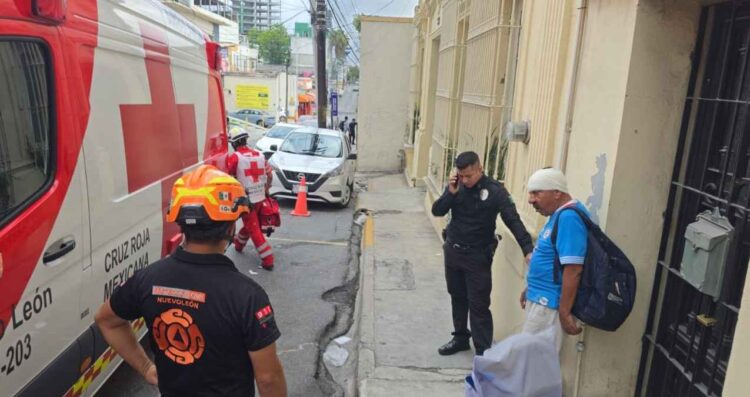 Adulto mayor resulta lesionado tras caer de su propia altura en el Centro de Monterrey, NL