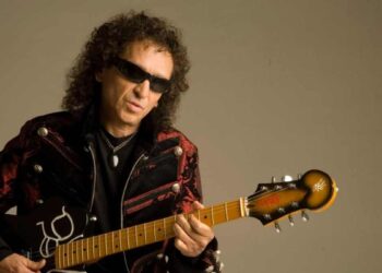 Alex Lora recibe homenaje en Lima por su legado rocanrolero
