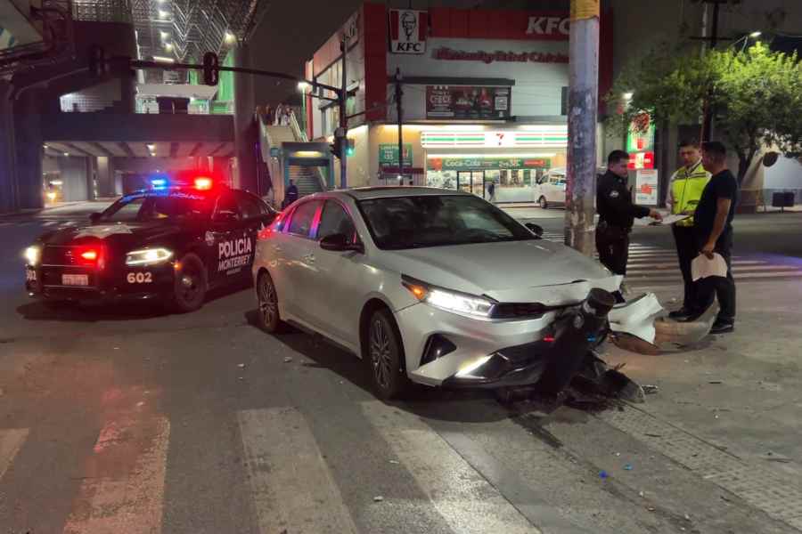 Auto se estrella contra estructura y deja una mujer herida en Monterrey, NL