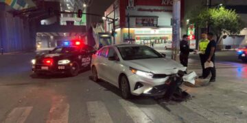 Auto se estrella contra estructura y deja una mujer herida en Monterrey, NL