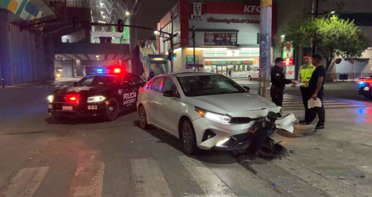 Auto se estrella contra estructura y deja una mujer herida en Monterrey, NL