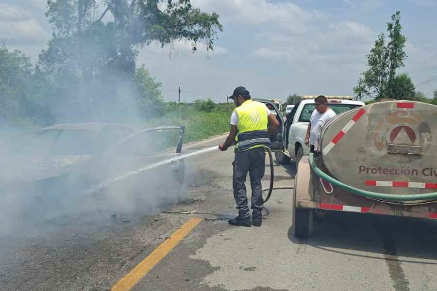 Automóvil incendio Mante a Tampico (1)