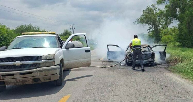 Automóvil incendio Mante a Tampico
