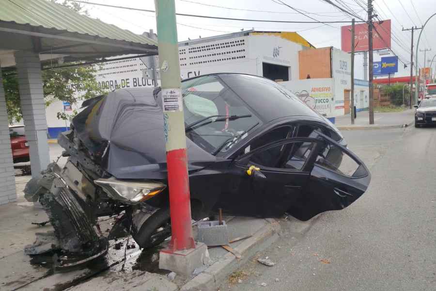 Automóvil queda con severos daños tras fuerte accidente en Avenida Lincoln en Monterrey, NL