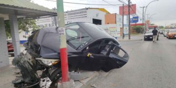Automóvil queda con severos daños tras fuerte accidente en Avenida Lincoln en Monterrey, NL
